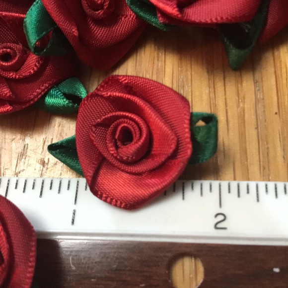 100 deep red ribbon roses New and unused - Picture 2 of 5